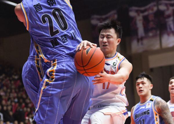 12月31日,四川五粮金樽队球员李柯七(前右)在比赛中突破.