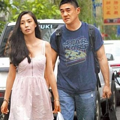 前央视主持人吴大维疑似当爸陪老婆去月子中心妻子孕肚明显