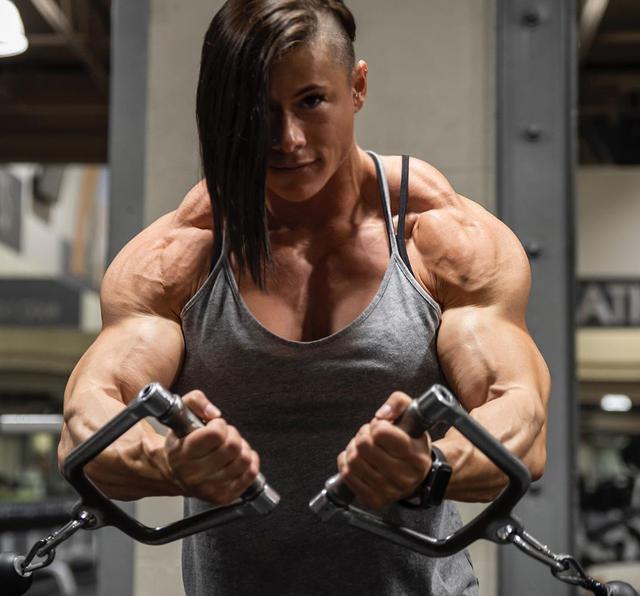 女子肌肉强悍,手臂十分粗壮,分享2个动作