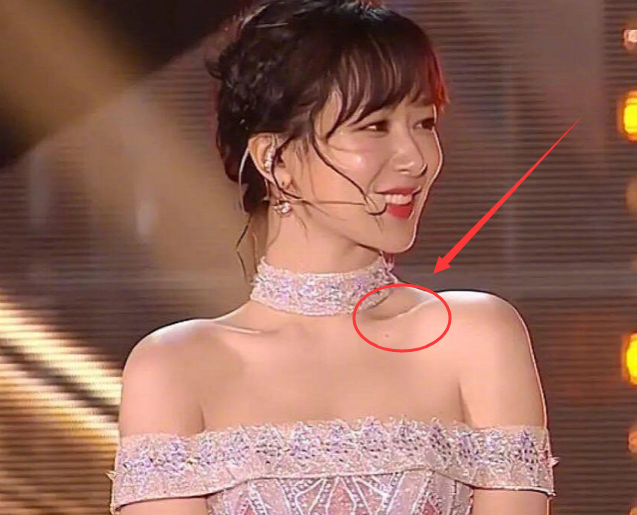 杨紫瘦出新高度穿仙女裙空中表演露出的锁骨窝让人羡慕