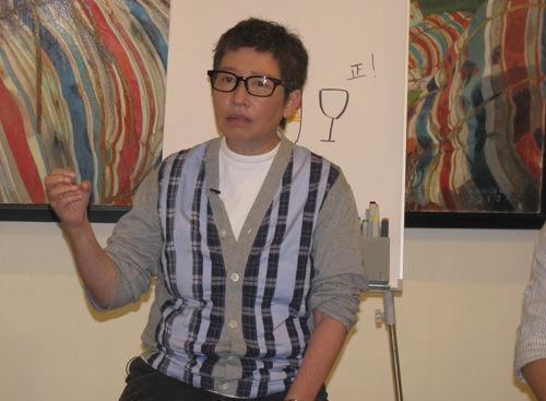 其实在故友张国荣离世的那段时间,苏施黄其实是一个治丧委员,当时的她