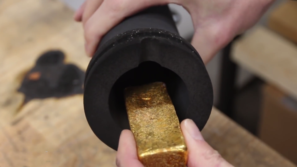 老外熔化1000克黄金,制作纯金"雷神之锤",网友:有钱人真会玩!