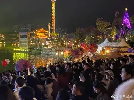 昨晚上万人聚集秋水广场太震撼了