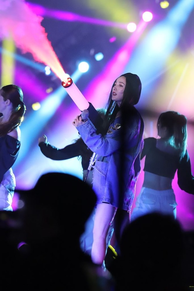 超燃杨幂大秀美腿唱跳野狼disco举喷气枪发射满屏粉红