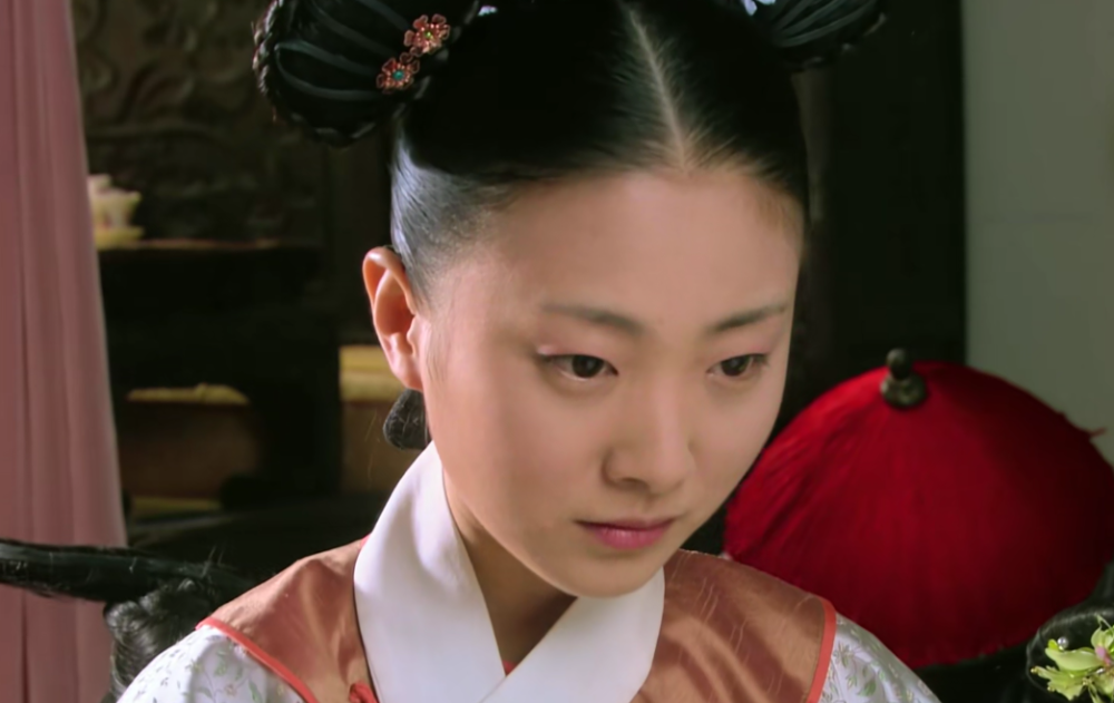 祺嫔有家世有背景又是一宫主位,为什么打个宫女就要被降位?