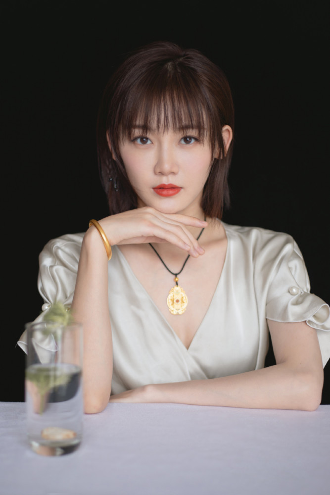 苗苗太美了,31岁穿丝质衬衫配高腰裤,冷艳高贵优雅满屏