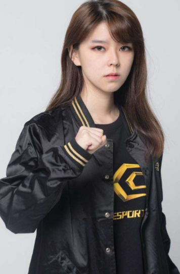 陈赫战队唯一女成员,女汉子沫子被吐槽嫁不出,穿上小裙子看过的人都