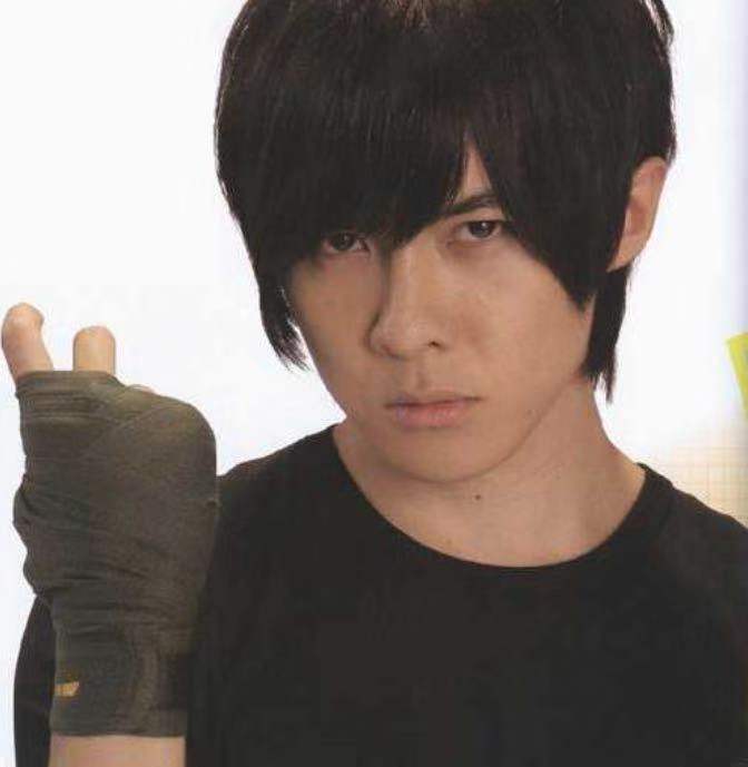 铠甲勇士10年前vs10年后,黑犀侠成主持人,帝皇侠走在大街上没人认识