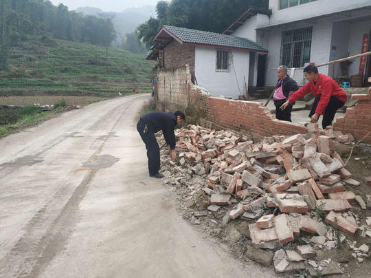 自贡富顺兜山镇:居民称地震时巨响就像放炮 围墙倒塌瓦片掉一地