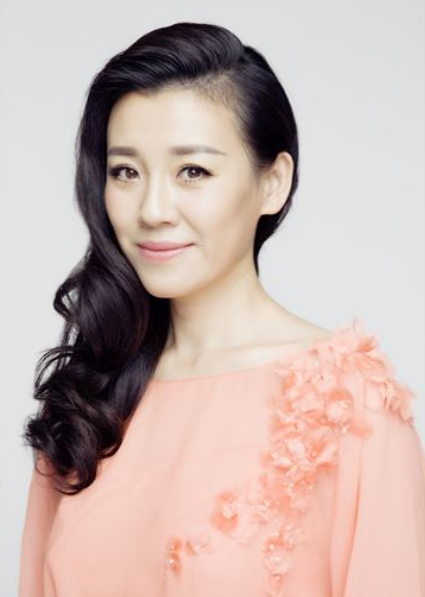 25岁爱上知名导演,伺候多年惨遭抛弃,如今46岁嫁富豪走红全国