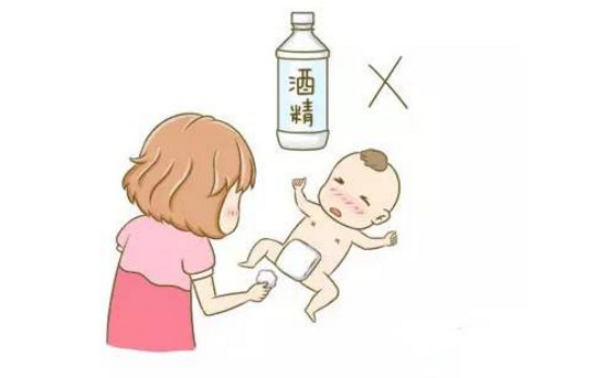 酒精擦身:很多家长会用酒精擦身子给孩子降温,但是要注意:1.