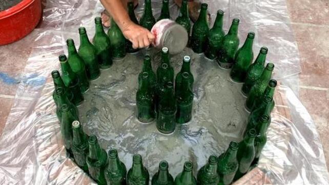 空啤酒瓶还好没扔掉,老爸用来做张桌子,造型别致放院子里很耐用