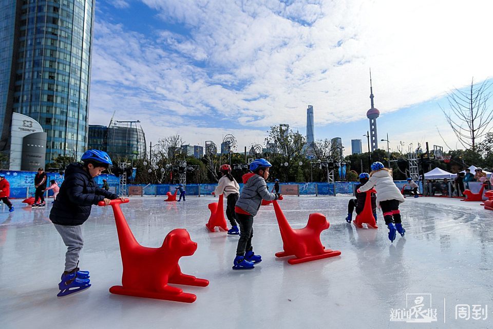 北外滩白玉兰广场"心形"溜冰场上,众多大朋友和小朋友们在冰场内滑冰