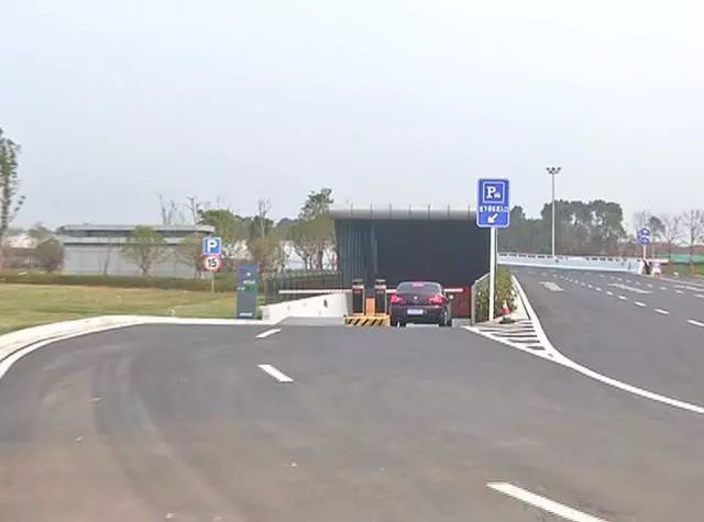 吉安 刚开通的高铁站地下室暗藏 隐患 多辆汽车很 受伤 腾讯新闻