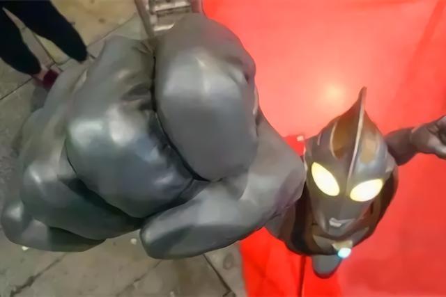 而这个奥特曼模型手办制作出来的时候就配上了一个特别大的拳头,只要