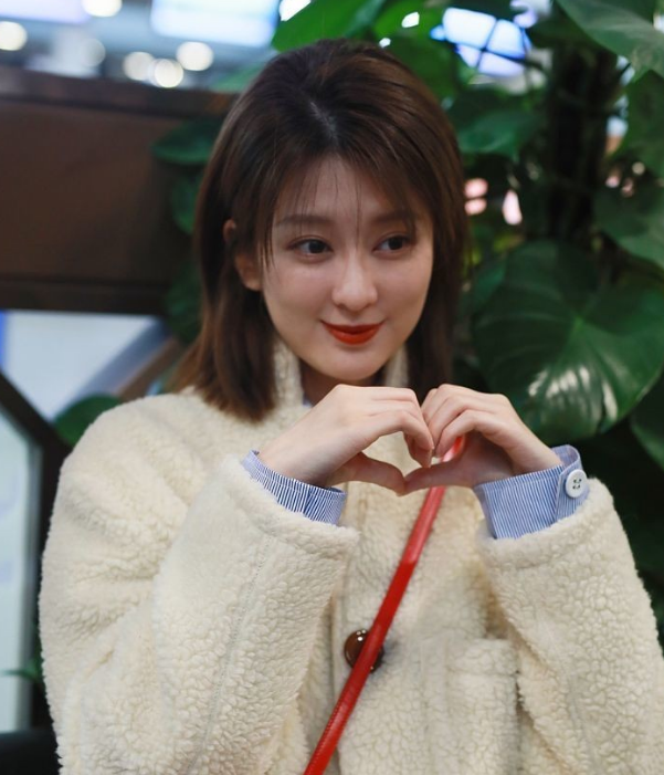 乔欣穿白色毛绒大衣温柔甜美尽显少女灵动