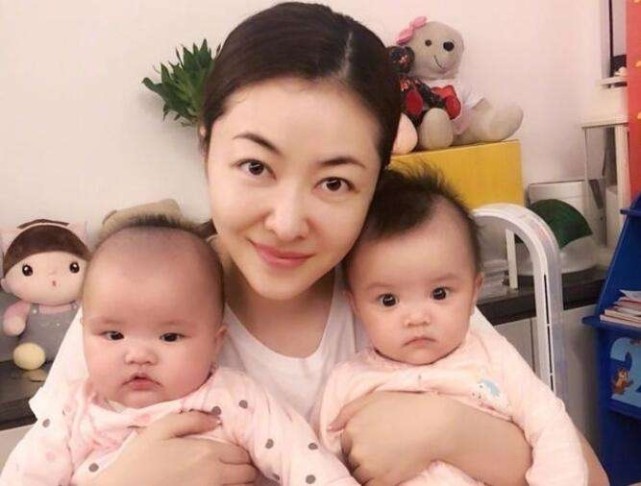 熊黛林新年晒双胞胎女儿两岁不到萌态可掬
