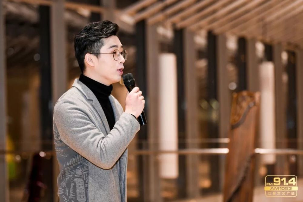 程鸣,梁爽陪大家一起度过欢乐跨年夜塔前广场江苏文艺广播主持人携手