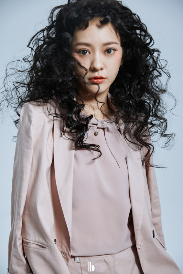 37岁辣妈陈意涵开年首封大片曝光,泡面头发型难掩少女感