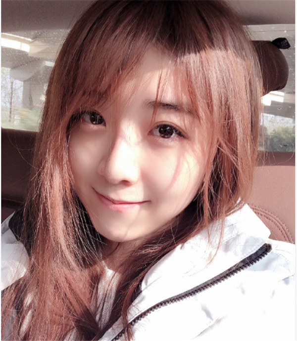 余霜晒出素颜照 没有妆容青春依旧 网友调侃:戴眼镜像教导主任