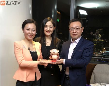 在演播厅里,徐州广电主持人徐冰,王英俊采访了抖音著名网红"猪屁登"的