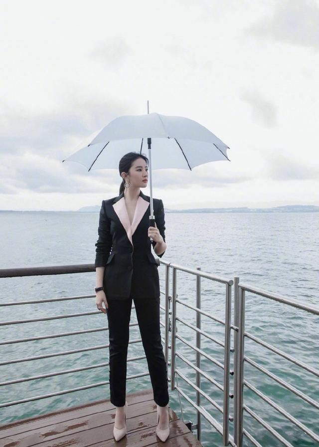 32岁刘亦菲攻气十足,一身黑西装配上粉色高跟鞋,又美又飒