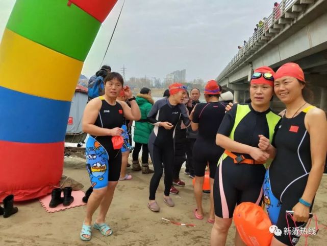 早上9点,冬泳爱好者们就自发的来到沭河河边,互道一声新年好,合影一