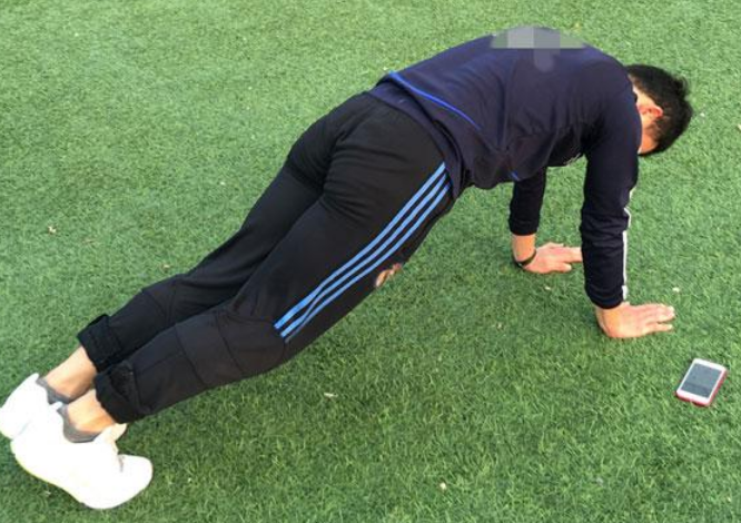 俯卧撑运动能够很好地反映出一个人是否拥有抗衰老能力.