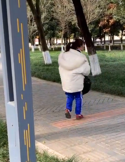 杨清柠亲人去世后状态令人堪忧穿校服提塑料袋遇见瓶子就装