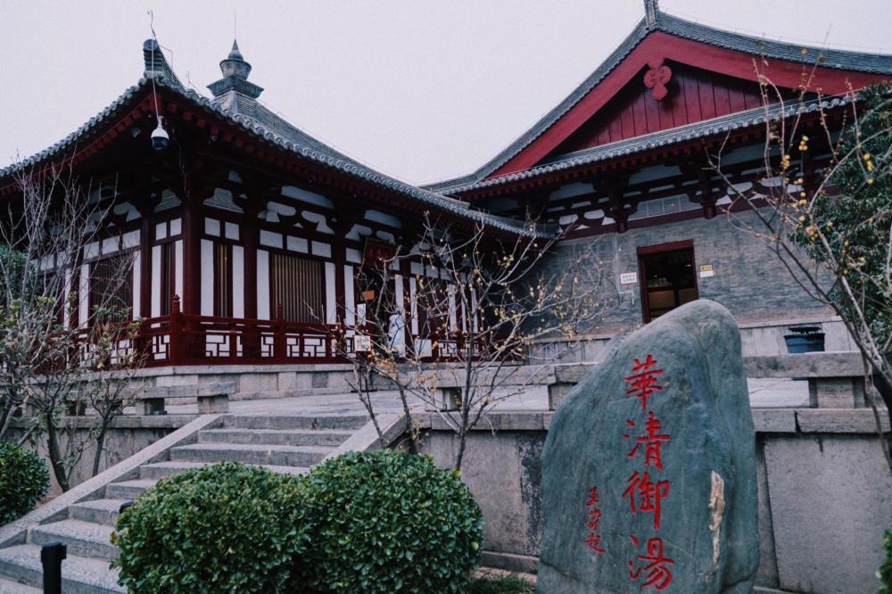 西安华清宫,中国四大皇家园林之一,因"杨贵妃在此沐浴"而闻名