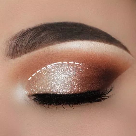 倒勾式眼影 遮瑕在眼窝下缘勾勒扇形 浅色珠光色叠加遮瑕区域