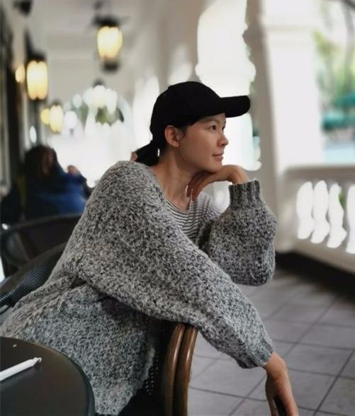 李艾晒纯素颜照,蜡黄肤色显老态,这样真实反而漂亮!