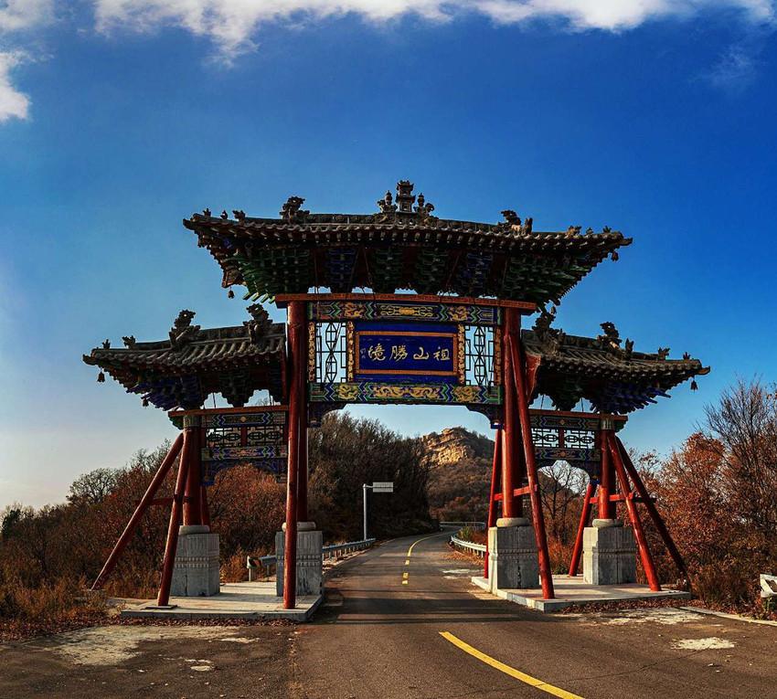 人祖山位于临汾吉县,距离县城大约30公里,距离大名鼎鼎的壶口瀑布更是
