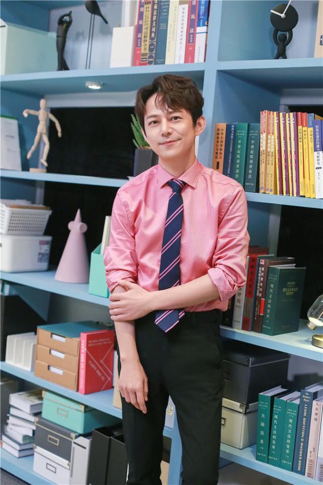 临近尾声,当何炅看到8位实习生的成长,不由得想到了工作中对自己影响