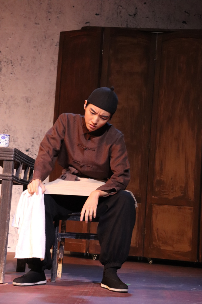 王俊凯北电期末公演,完美诠释店小二,网友:中餐