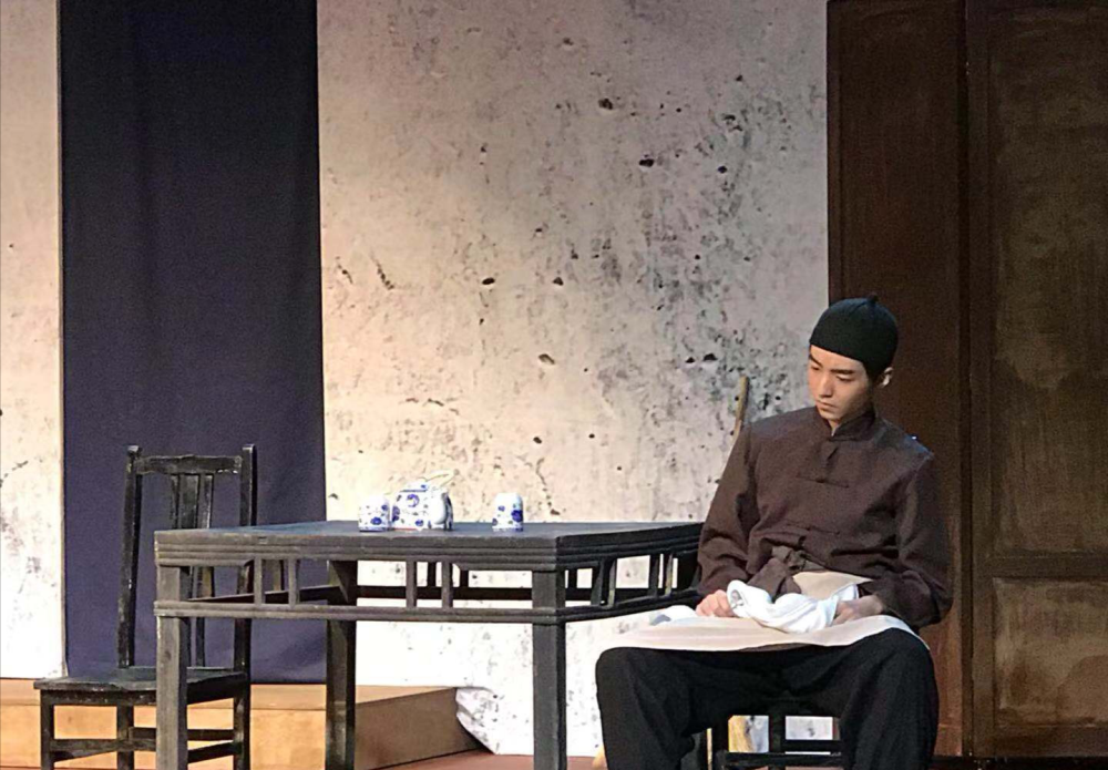 王俊凯北电期末公演,完美诠释店小二,网友:中餐