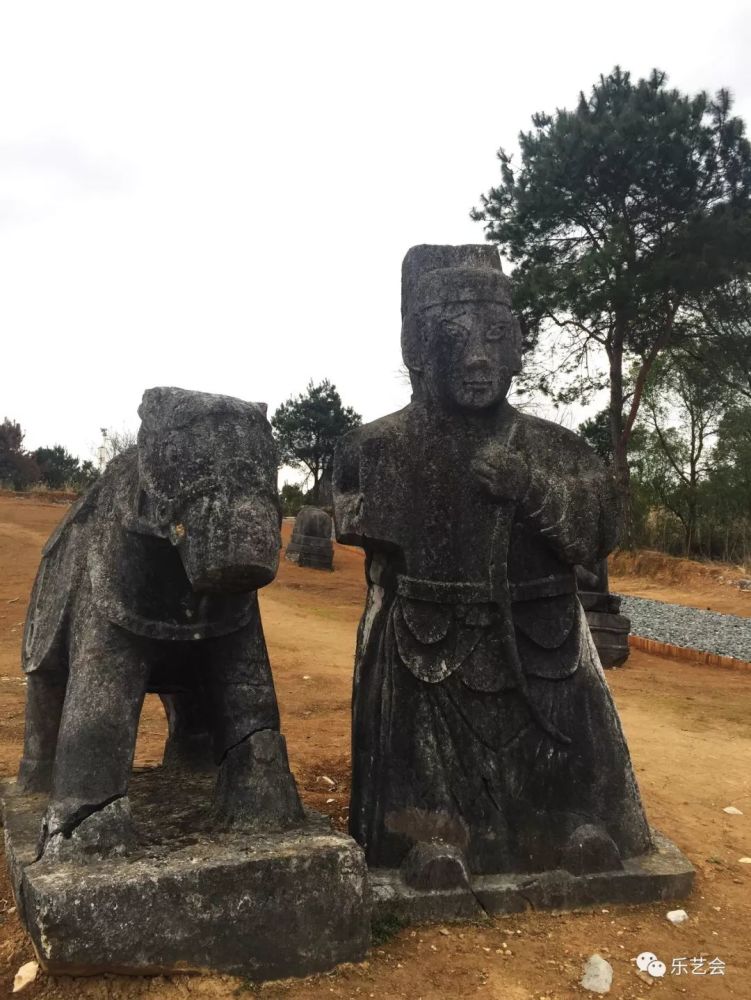 靖江王陵中,有11人座王墓,袭王位的次妃墓4座,将军,中尉,宗室,王亲藩