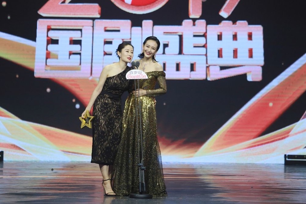 回忆杀《伪装者》汪曼春大姐同框 王鸥刘敏涛合影颜值高