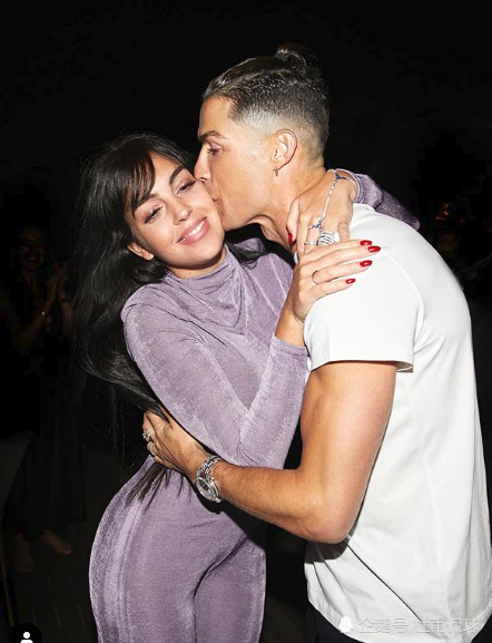 c罗和女友乔治娜同步秀恩爱尤文巨星心情好乔妹秀s型好身材