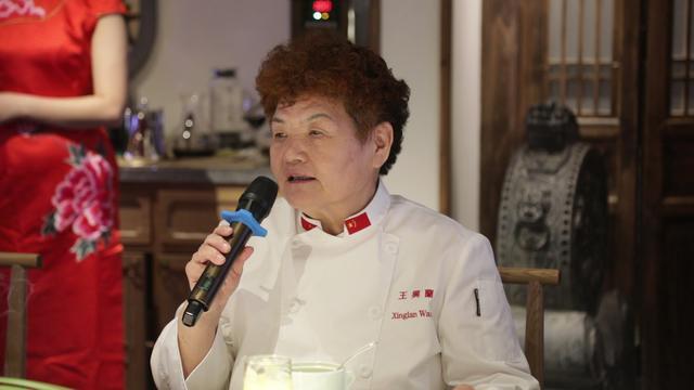 林小峰是孔府菜唯一女传承人王兴兰大师的弟子,曾被世界中餐业联合会