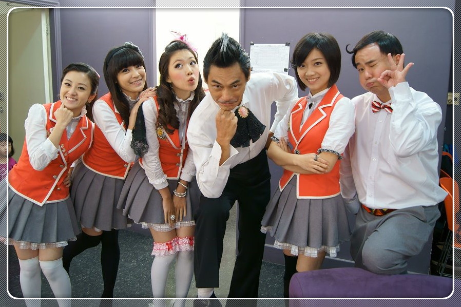 还记得萌学园暗黑大帝吗如今卸掉妆容换上西装帅到不敢认