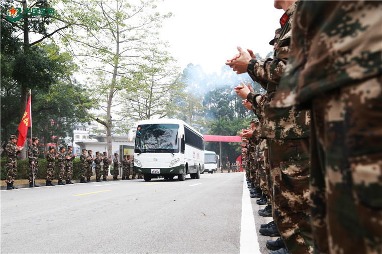 武警广西总队机动支队以这种方式欢迎新兵入营