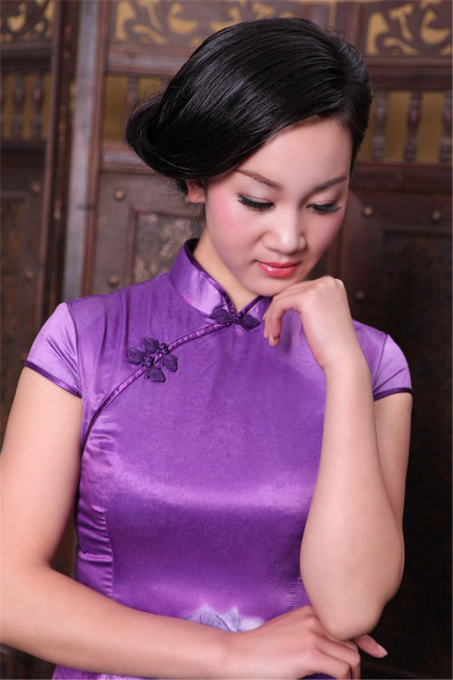 2绛紫色我观察过身边很多40 的女性朋友都十分喜欢大红色系的服装