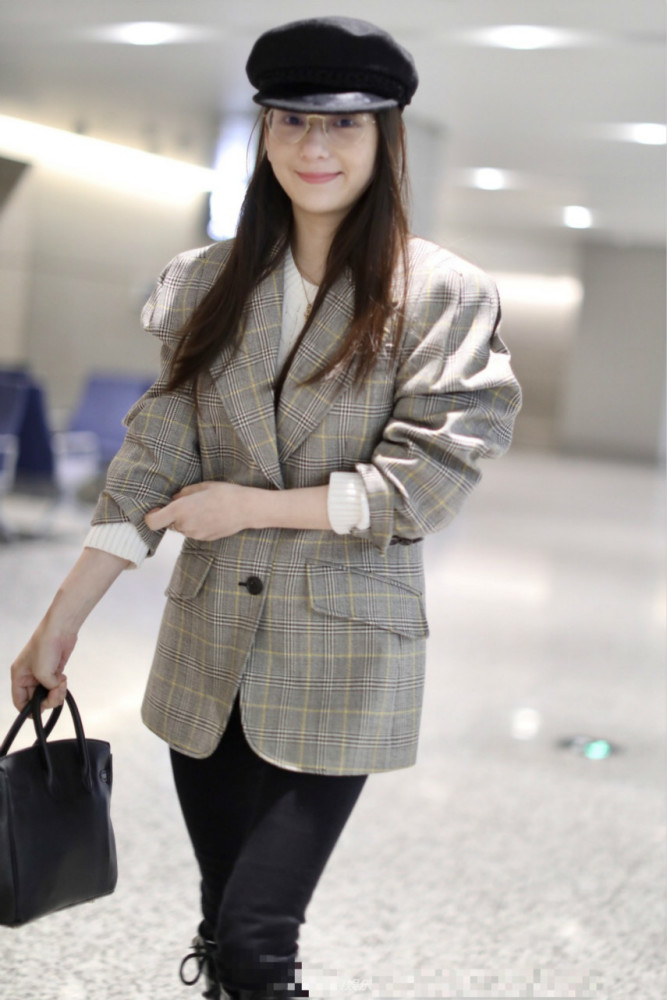 方媛|32岁方媛晒麻花辫造型，美颜后皮肤光滑似婴儿，去掉滤镜认不出