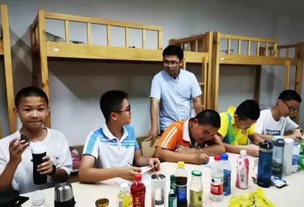 宿舍看望军训后的高一新生2018年,因工作出色,周义勇被任命为福州八中