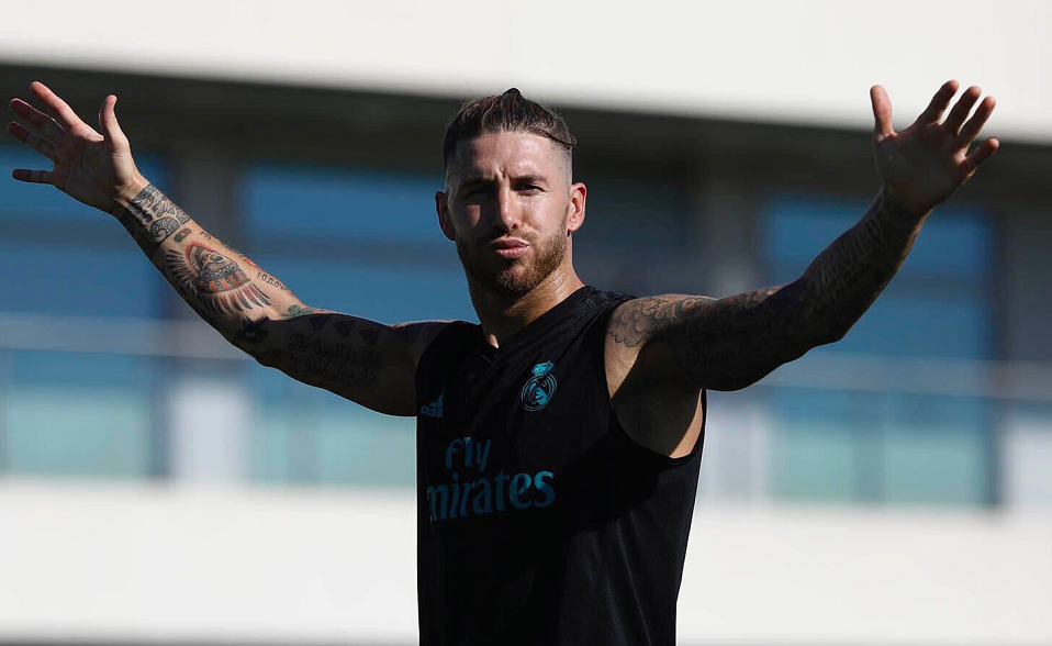 新年新发型c罗也留丸子头和贝尔拉莫斯相比谁的更好看