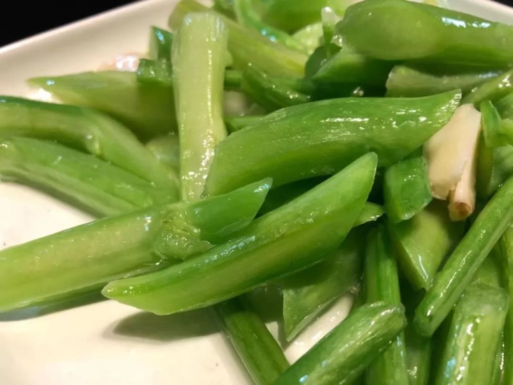 今天又是青菜唱主角,新鲜的潮汕芥兰,又脆又甜!