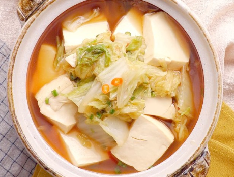 白菜豆腐是绝配,冬天要常吃,每次炖一锅,上桌后连汤汁都不剩