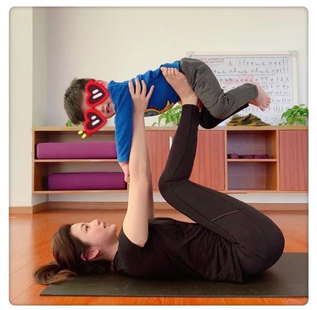 陈妍希四肢高举儿子练瑜伽3岁小星星软萌可爱网友直呼像陈晓