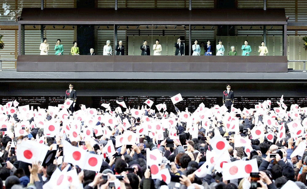 日本皇室新年一般参贺 上皇后气场强 96岁三笠宫妃祖母绿抢镜 腾讯新闻